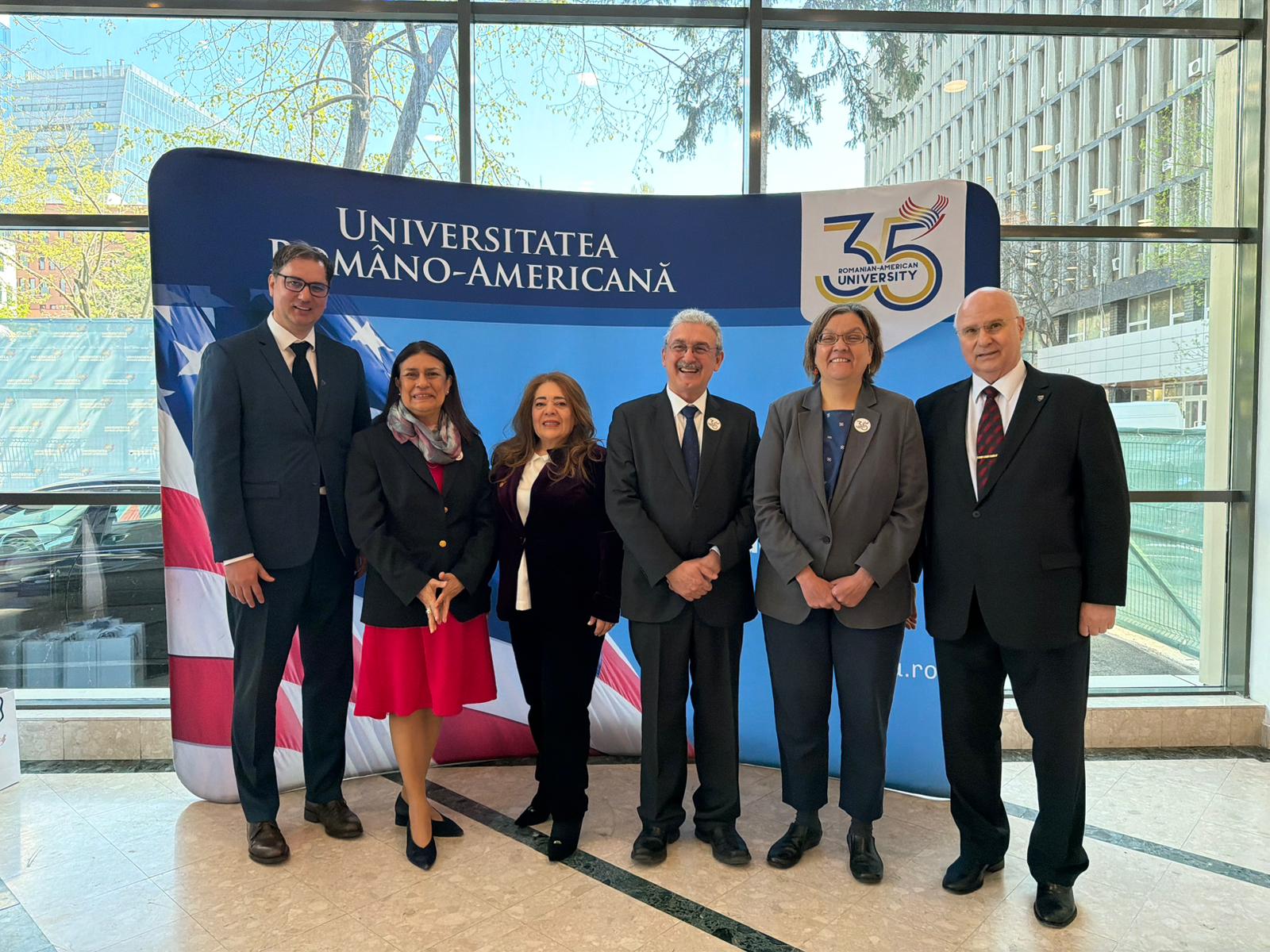 Embajadora de Colombia participa en ceremonia del 35º aniversario de la Romanian-American University y reafirma cooperación académica bilateral